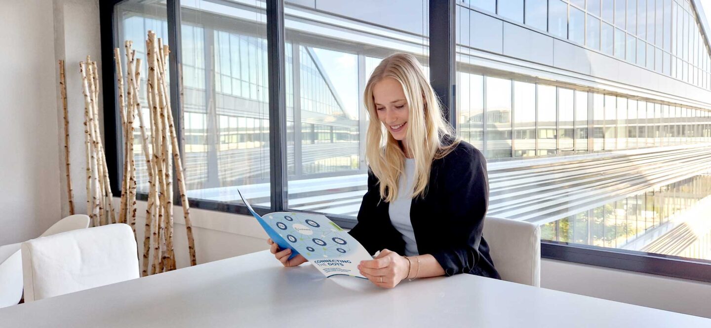 Sophia liest das neue Whitepaper zur Asset Administration Shell